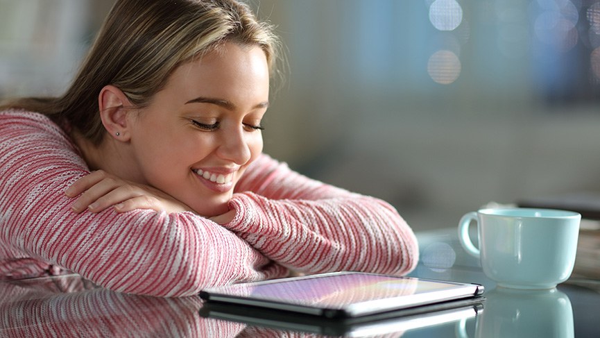 Schmuckbild: Frau schaut auf Tablet