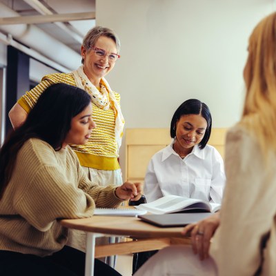 Lehrerin mit angehenden Lehrkräften